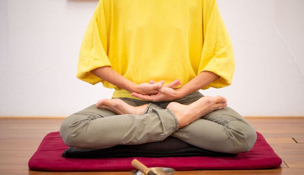 Eine Frau meditiert im Lotussity Eine Frau meditiert im Lotussity