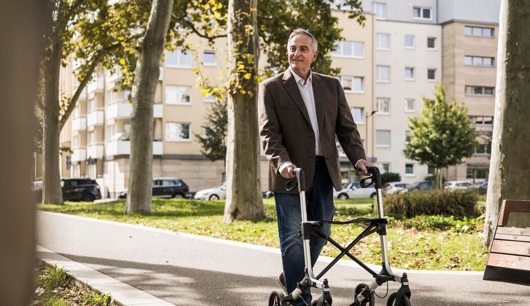 Senior läuft an einem Rollator Senior läuft an einem Rollator