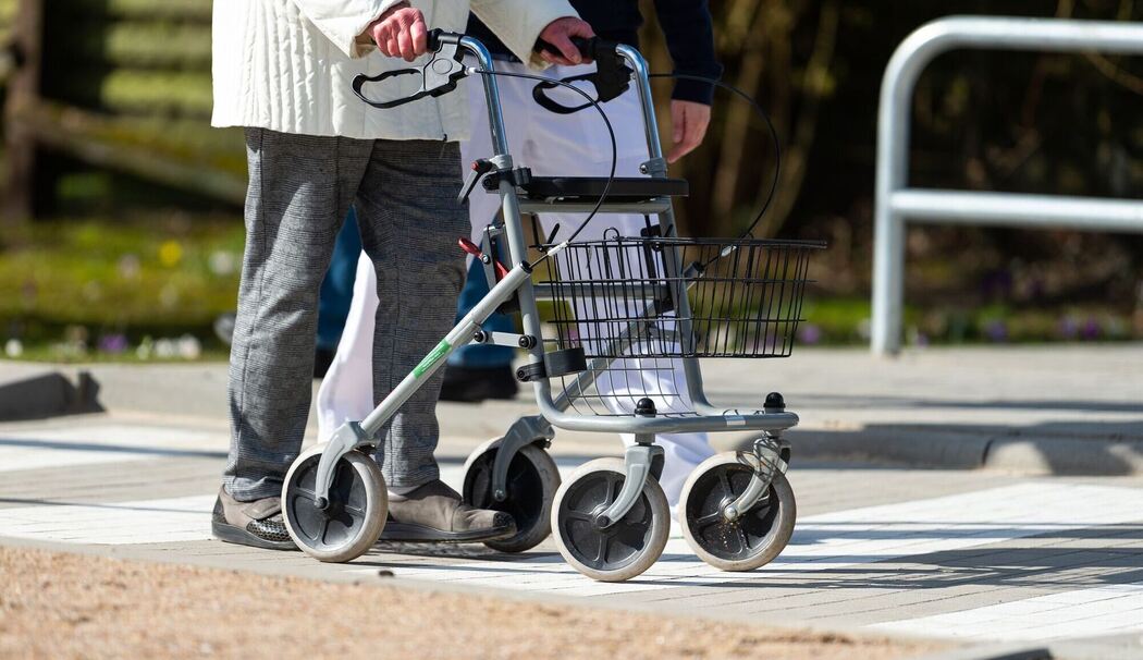 Physiotherapeutin erklärt einer Seniorin den Umgang mit Rollator Physiotherapeutin erklärt einer Seniorin den Umgang mit Rollator