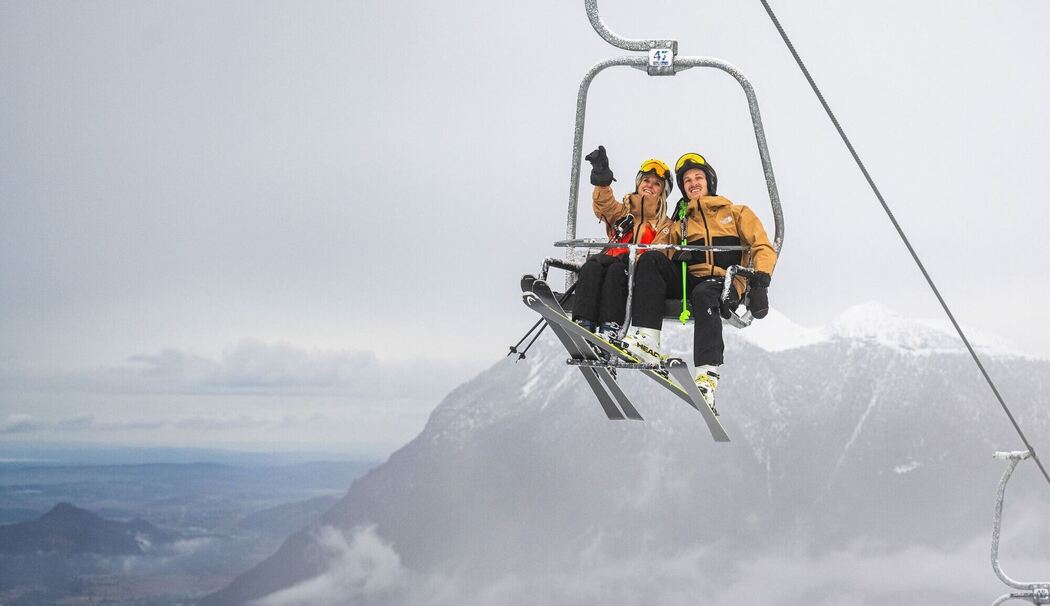 Skifahrer im Sessellift