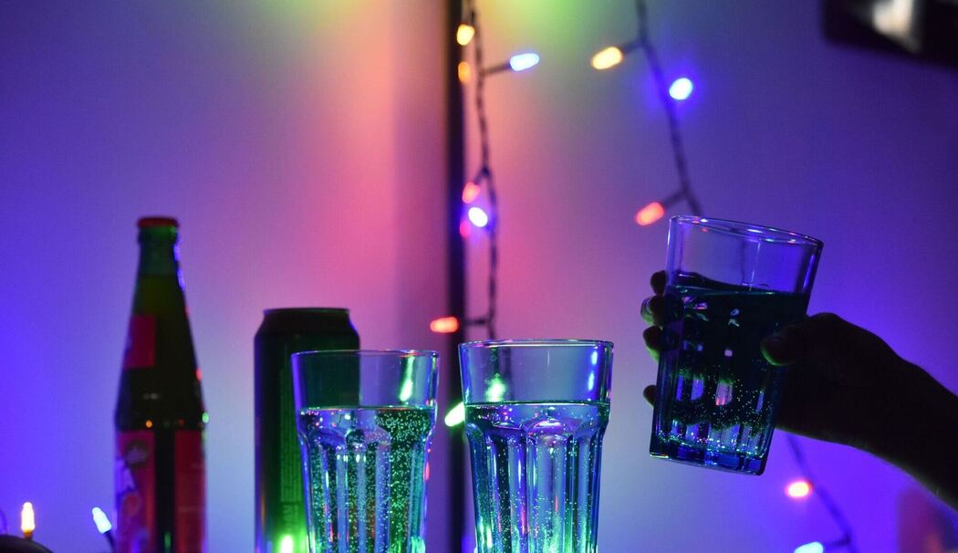 Drinks stehen auf einem Tisch