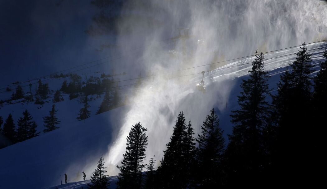 Skifahrer unter Kunstschnee