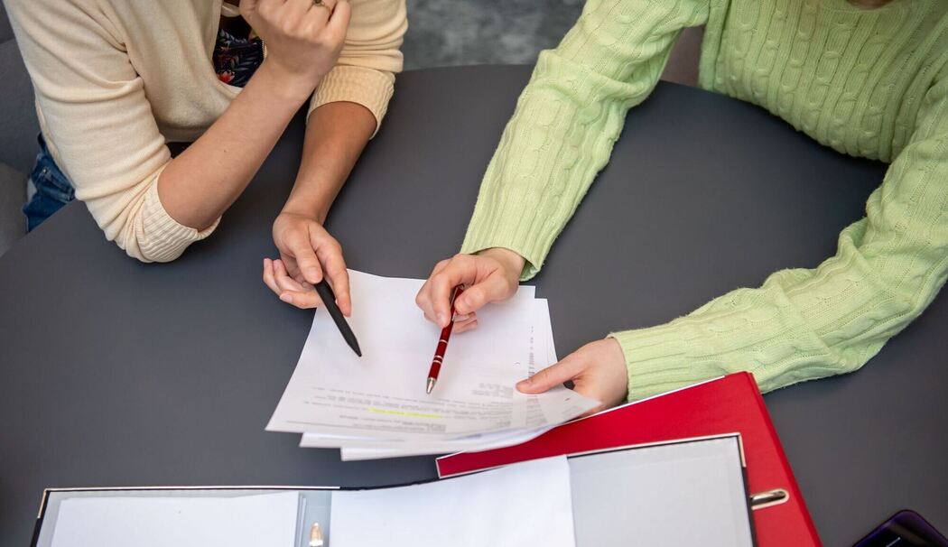 Zwei Frauen bei einem Beratungsgespraech