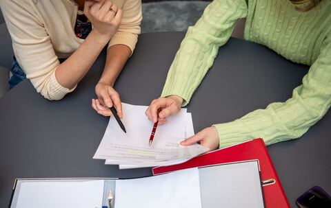 Zwei Frauen bei einem Beratungsgespraech