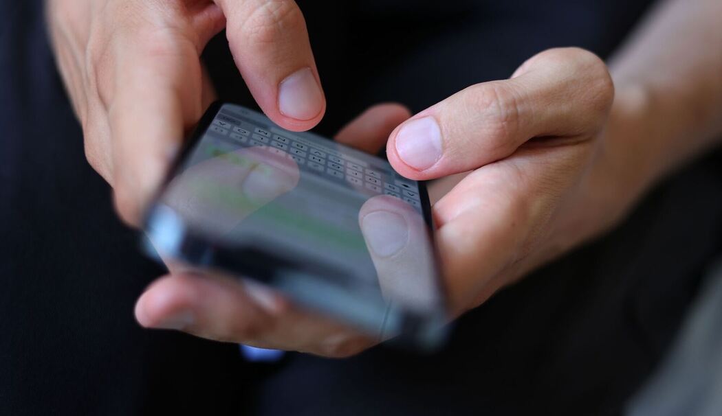 Mann tippt auf einem Smartphone eine WhatsApp Nachricht Mann tippt auf einem Smartphone eine WhatsApp Nachricht