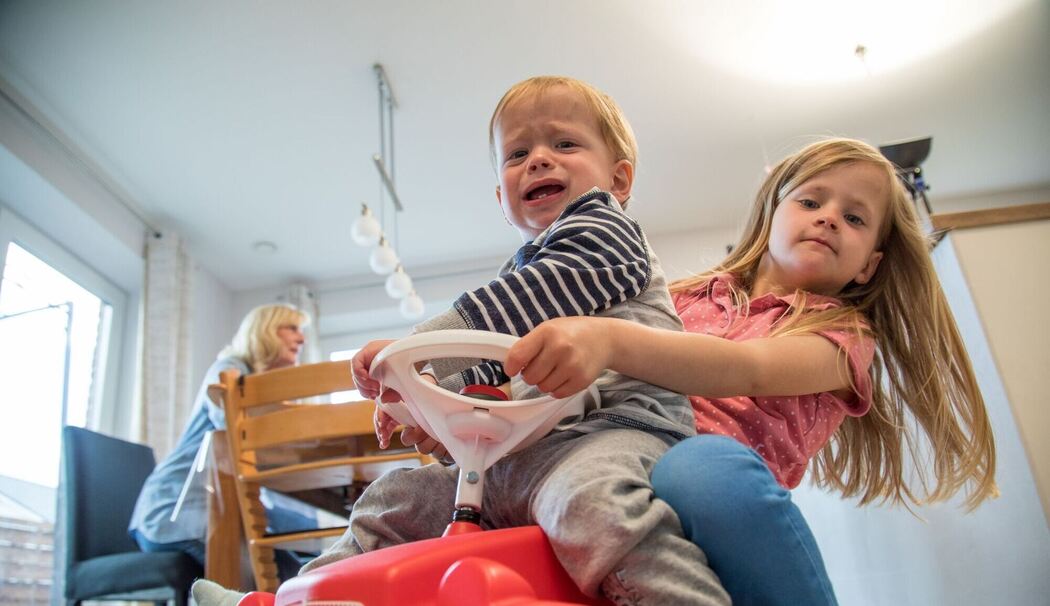 Geschwister streiten sich Geschwister streiten sich