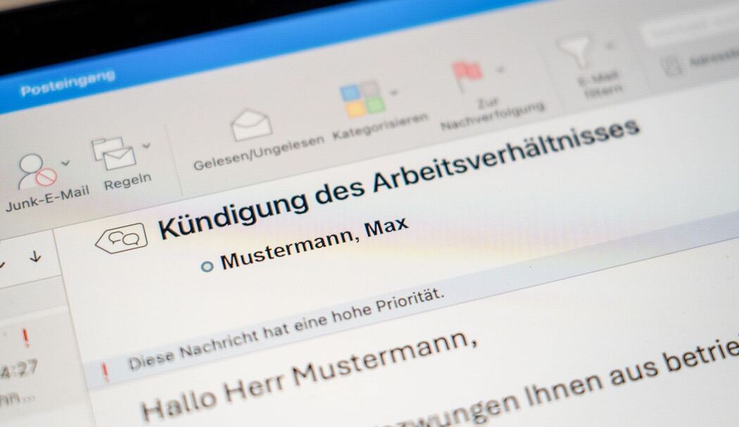 Mail mit einer Kündigung ist auf einem Laptop-Bildschirm zu sehen Mail mit einer Kündigung ist auf einem Laptop-Bildschirm zu sehen