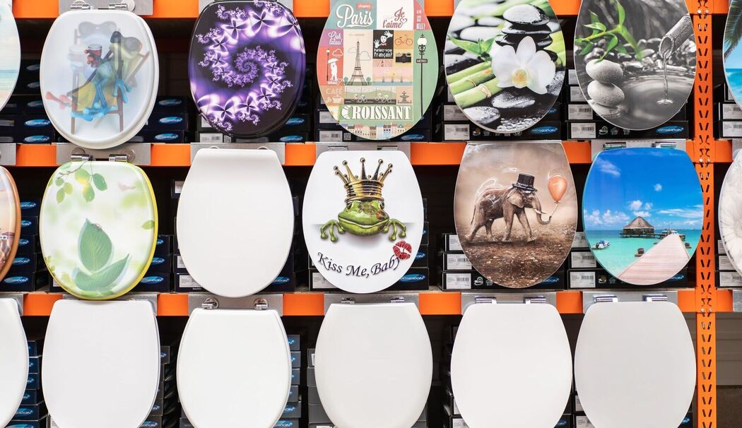 Toilettensitze hängen in einem Baumarkt
