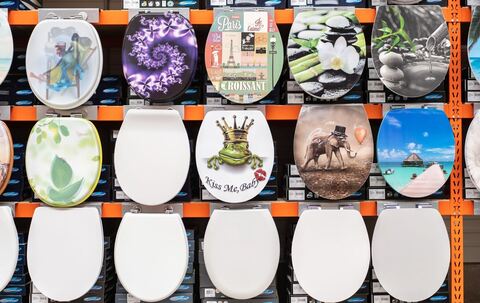 Toilettensitze hängen in einem Baumarkt