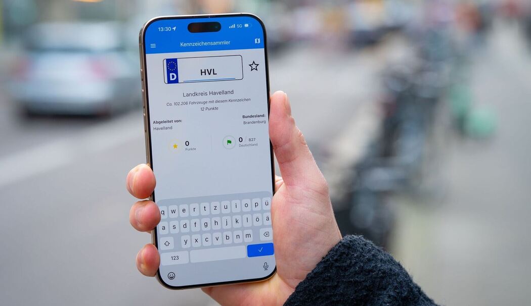 Ein Mann nutzt die App Kennzeichensammler auf einem Smartphone