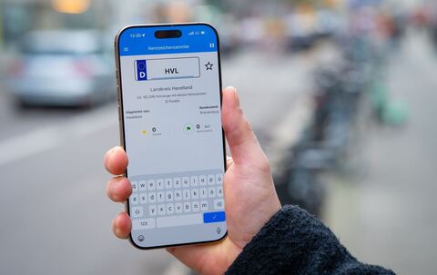 Ein Mann nutzt die App Kennzeichensammler auf einem Smartphone