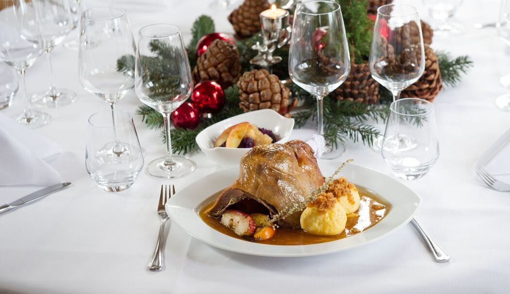 Ein Stück der Weihnachtsgans steht auf einem gedeckten Tisch