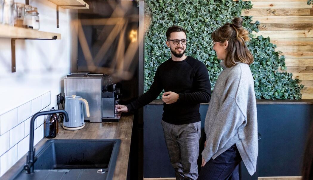 Kollegen unterhalten sich in der Kaffeeküche