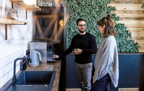 Kollegen unterhalten sich in der Kaffeeküche