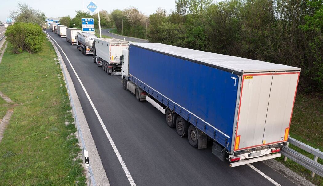 Lkw-Parkplätze auf Autobahn