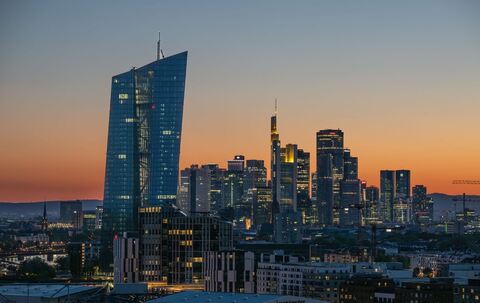 EZB vor Bankenskyline Frankfurt