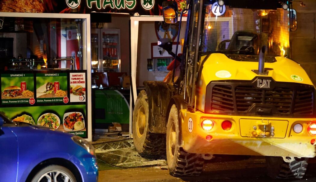 Mit Radlader gegen Schaufenster - Einbrecher festgenommen