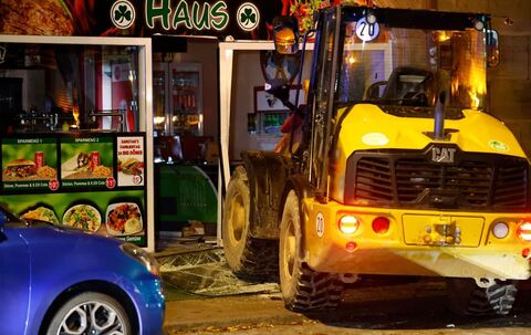 Mit Radlader gegen Schaufenster - Einbrecher festgenommen