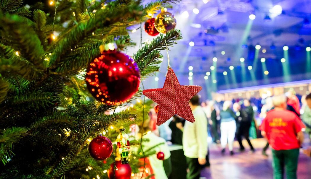 Weihnachtsschmuck hängt bei einer Weihnachtsfeier am Baum Weihnachtsschmuck hängt bei einer Weihnachtsfeier am Baum