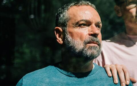 Ein Mann blickt aus dem Fenster