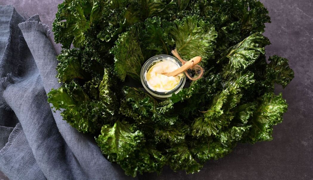 Grünkohlchips mit Zitronen-Joghurt-Dip Grünkohlchips mit Zitronen-Joghurt-Dip