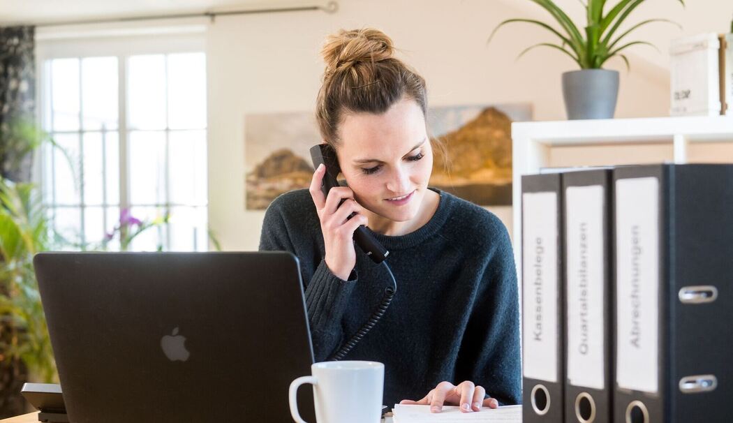 Eine Frau macht ihre Steuererklaerung