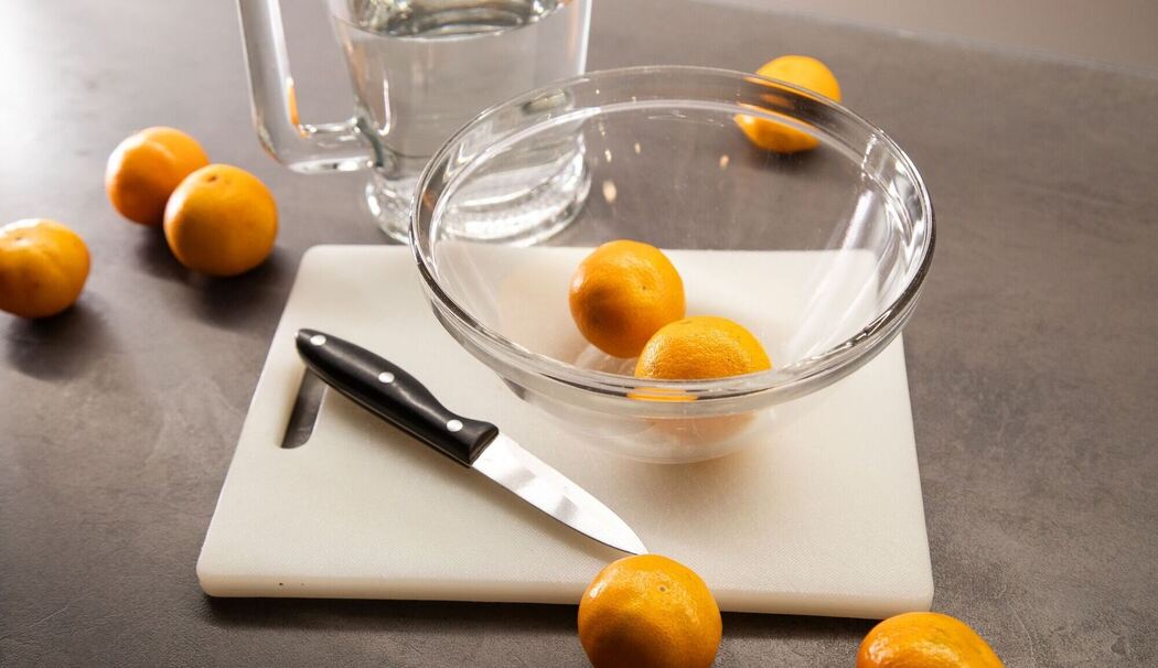 Clementinen liegen auf einem Tisch