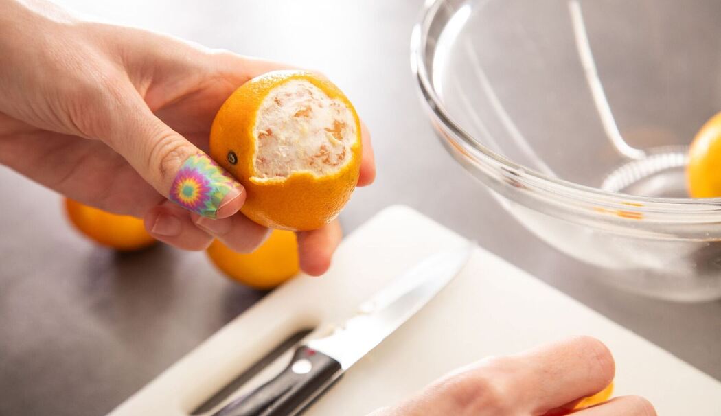 Clementine wird geschält