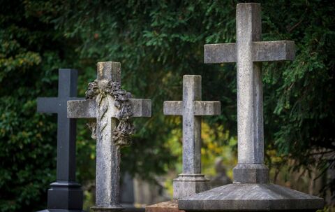 Kreuze auf dem Friedhof