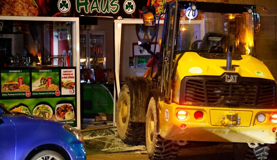 Mit Radlader gegen Schaufenster - Einbrecher festgenommen