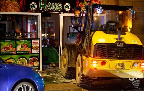 Mit Radlader gegen Schaufenster - Einbrecher festgenommen