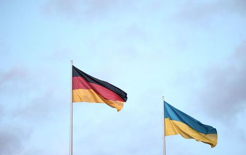 Deutsche und ukrainische Flagge