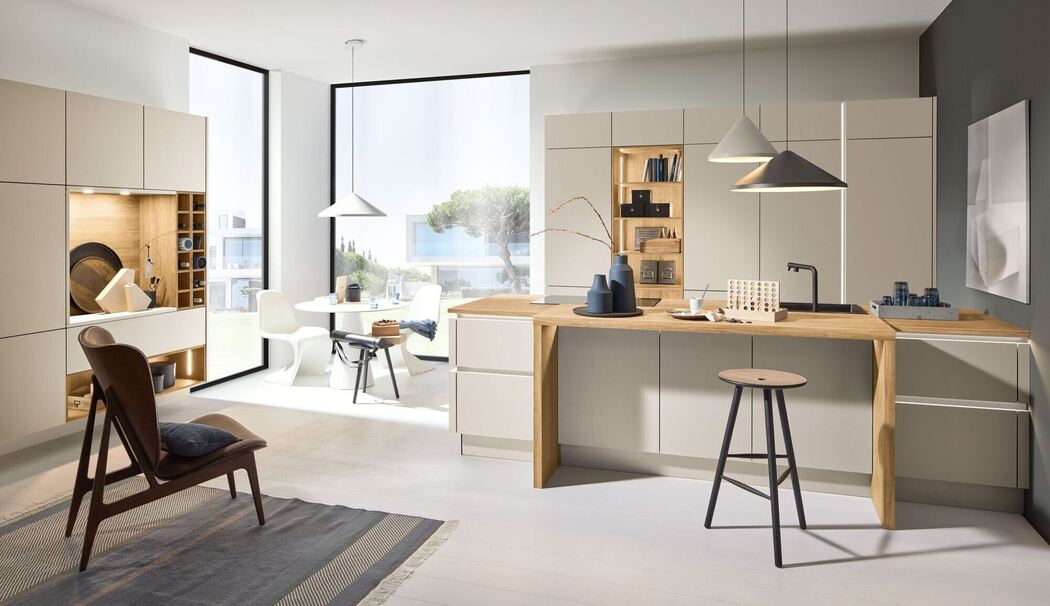 Küche in warmen, hellen Farben mit Eichendekor