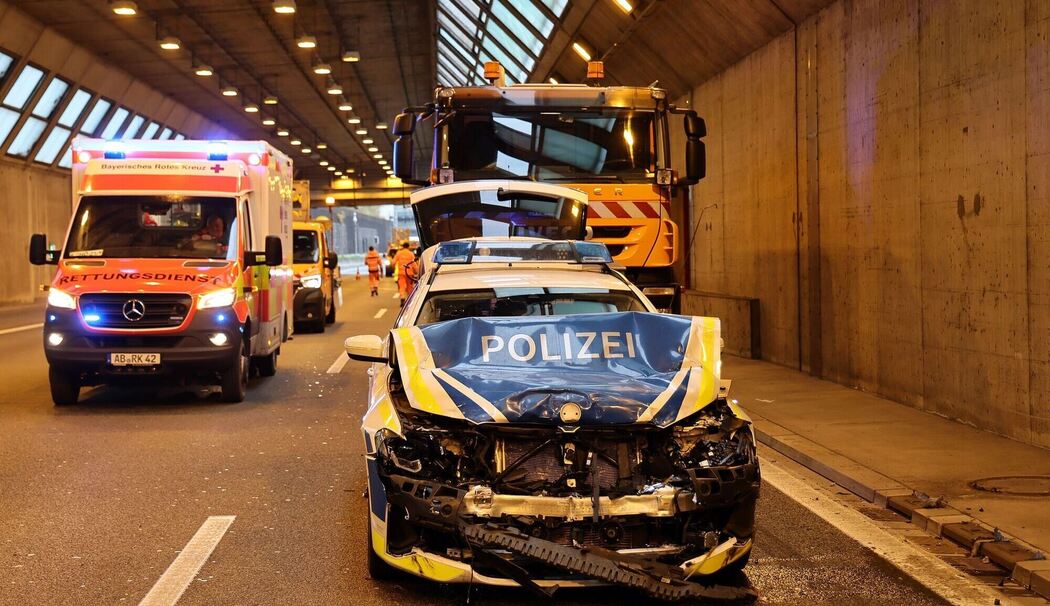 Unfall mit Streifenwagen bei Verfolgungsfahrt auf Autobahn 3 Unfall mit Streifenwagen bei Verfolgungsfahrt auf Autobahn 3