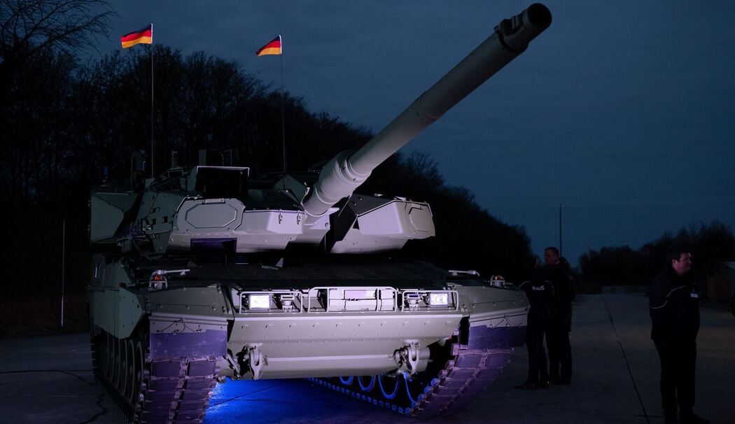 Roll-Out Leopard 2A8 und Panzerhaubitze 2000 Roll-Out Leopard 2A8 und Panzerhaubitze 2000