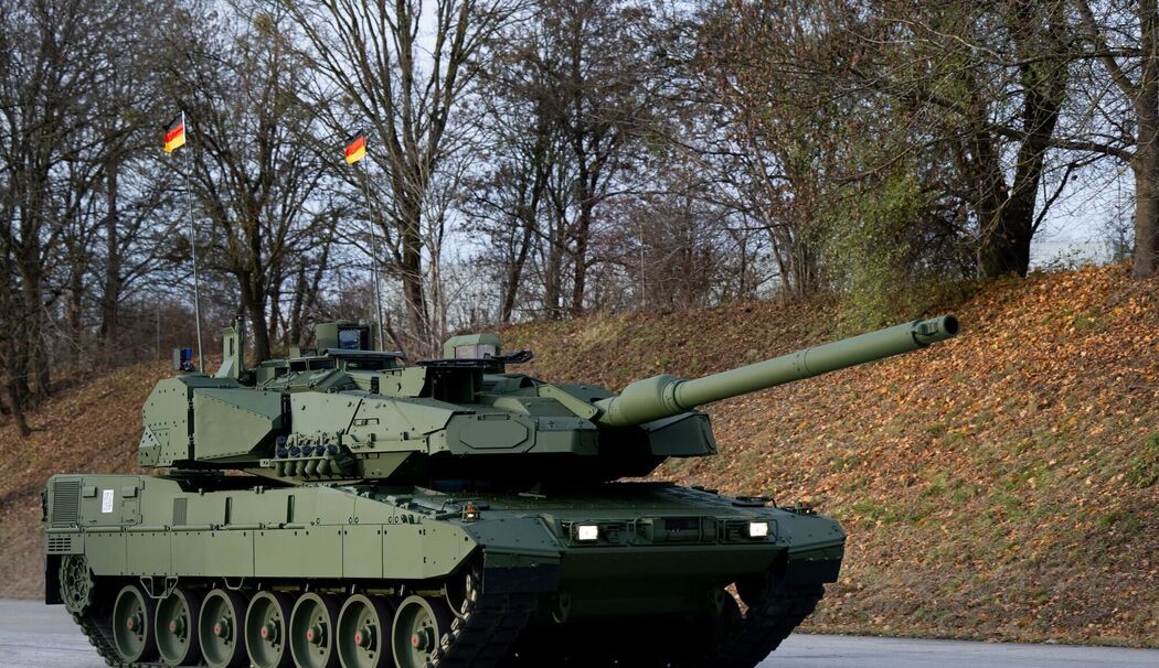 Roll-Out Leopard 2A8 und Panzerhaubitze 2000 Roll-Out Leopard 2A8 und Panzerhaubitze 2000