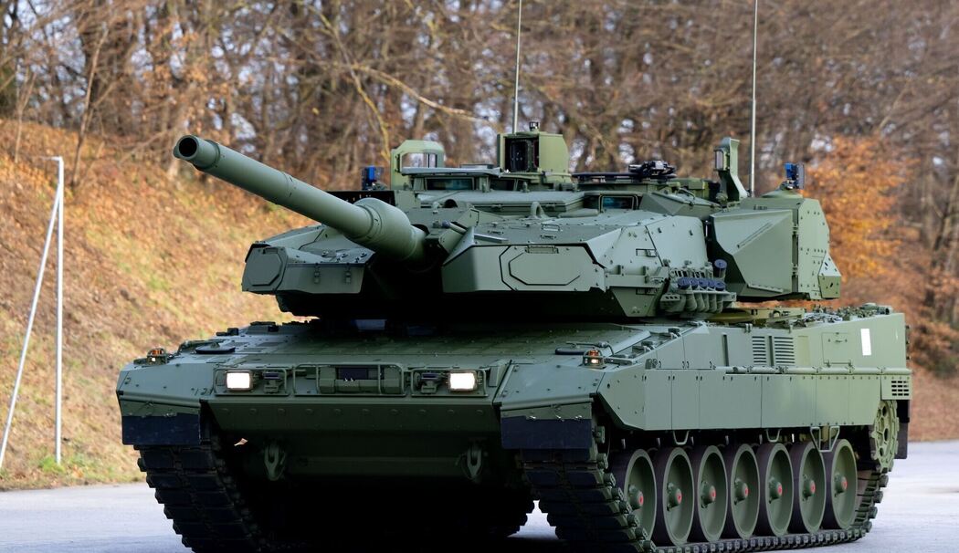 Roll-Out Leopard 2A8 und Panzerhaubitze 2000 Roll-Out Leopard 2A8 und Panzerhaubitze 2000