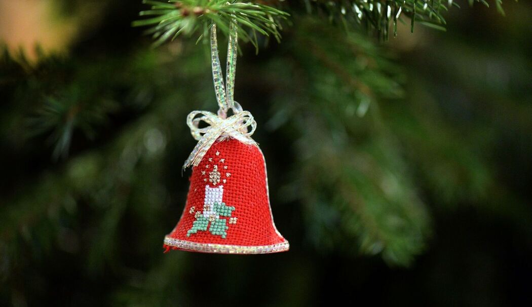 Weihnachtsschmuck im Tannenbaum Weihnachtsschmuck im Tannenbaum