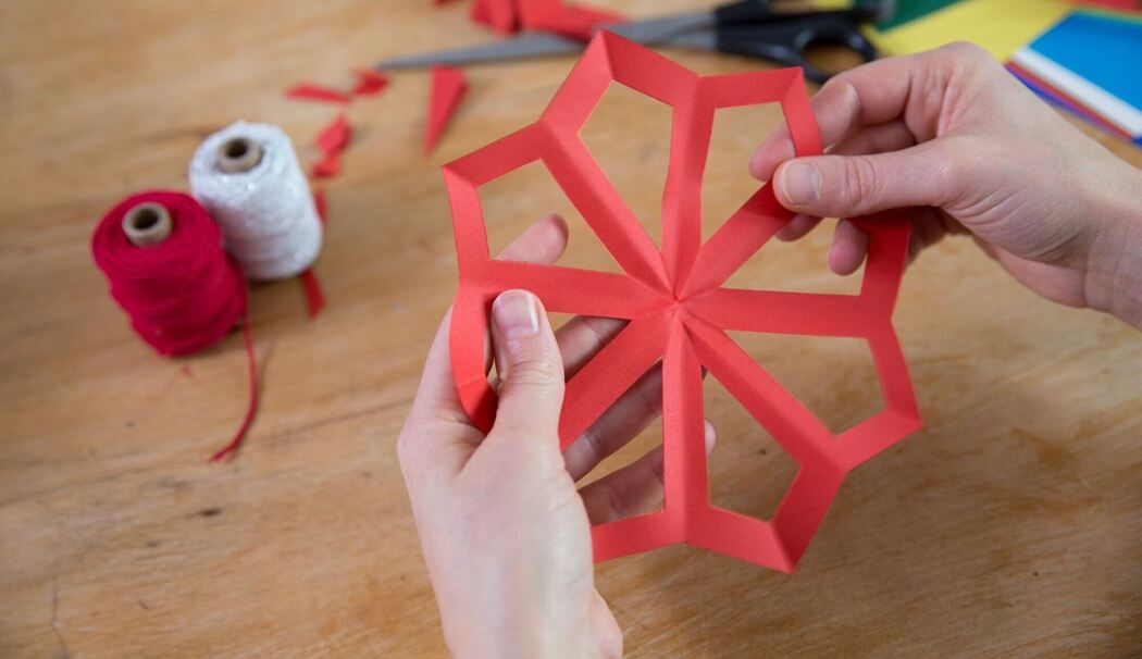 Frai bastelt einen Papierstern Frai bastelt einen Papierstern