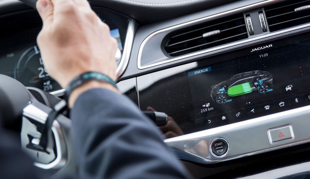 Ladezustand des Akkus eines E-Autos ist im Display zu sehen