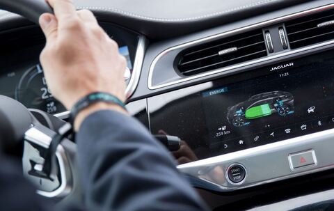 Ladezustand des Akkus eines E-Autos ist im Display zu sehen