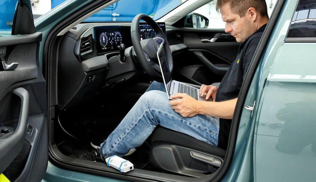 Techniker prüft die Alterung von PHEV-Antriebsbatterien