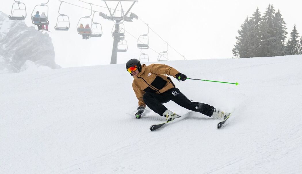 Skifahrer fährt eine Skipiste hinab