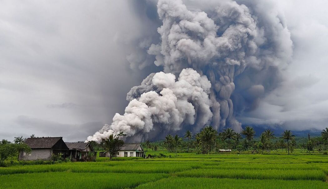 Vulkan Semeru in Indonesien spuckt Aschesäule