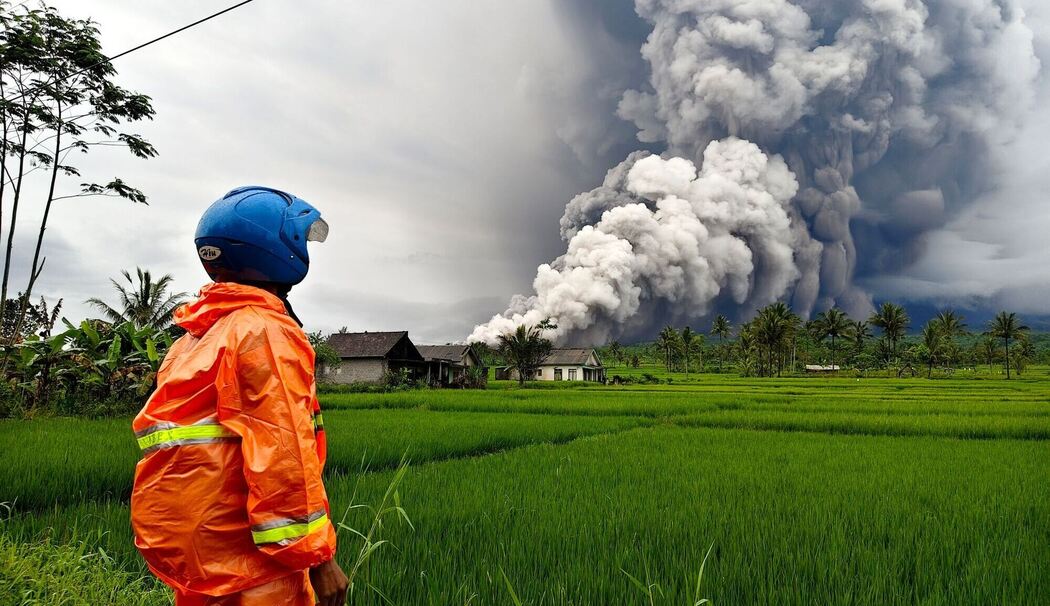 Vulkan Semeru in Indonesien spuckt Aschesäule