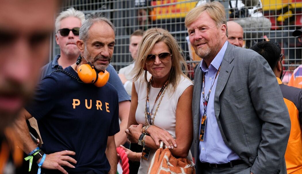 Lando Norris' Vater Adam (l.) in königlicher Gesellschaft