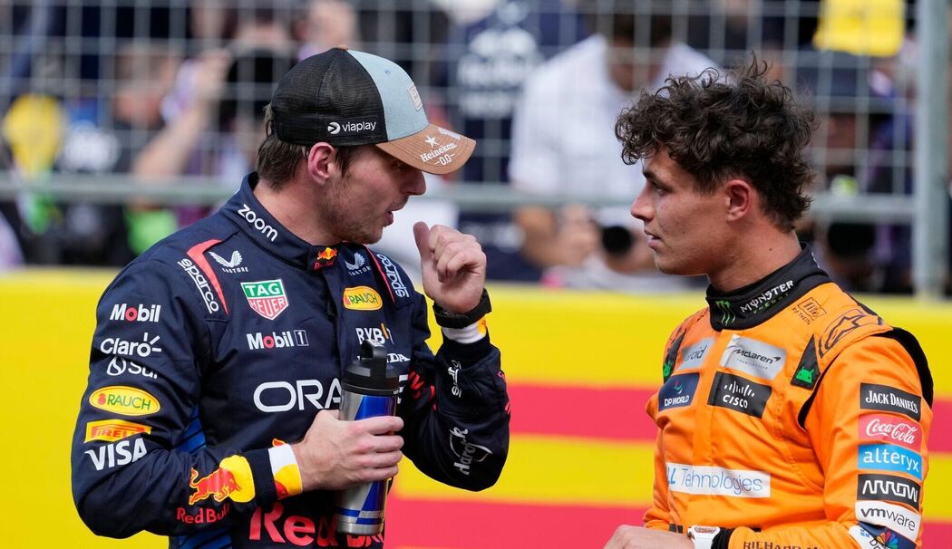 Max Verstappen (l) und Lando Norris