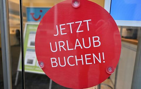 Ein Schild mit der Aufschrift «Jetzt Urlaub buchen!»