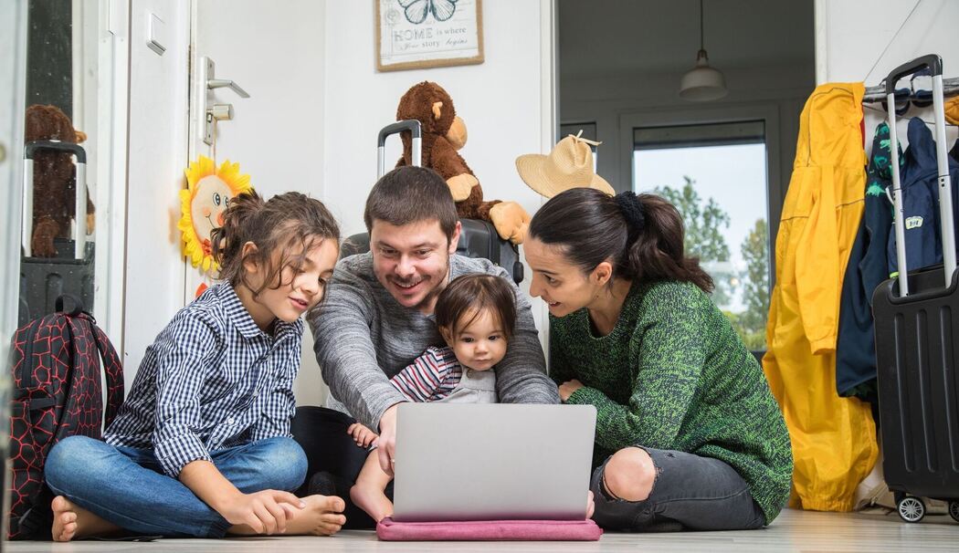 Eine Familie plant einen Urlaub Eine Familie plant einen Urlaub