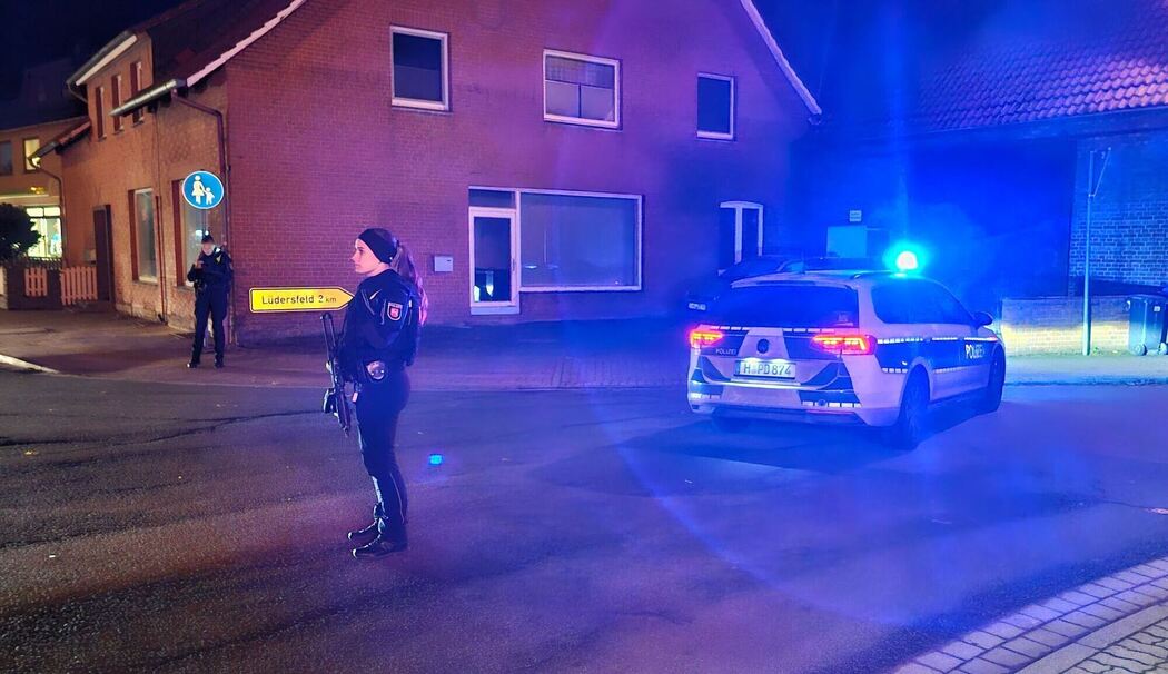 Polizeieinsatz in Niedersachsen - Beamte warnen Bevölkerung